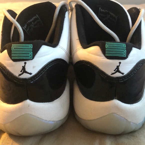 Jordan 11 low Emerald - Picture 5 of 6